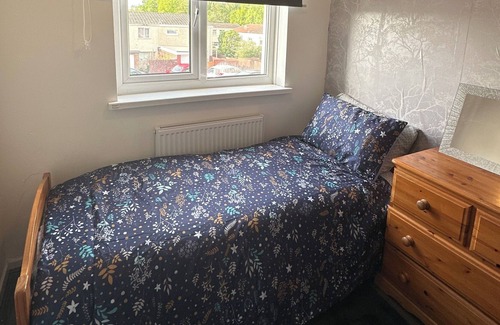 Llanedeyrn House | Cosy house in residential area