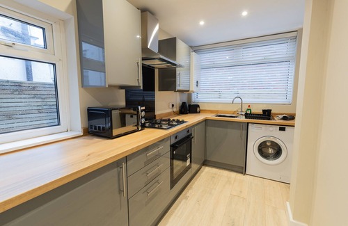 Runcorn House | Cosy House in Runcorn: Perfect for Families & Business Travelers! Free Parking