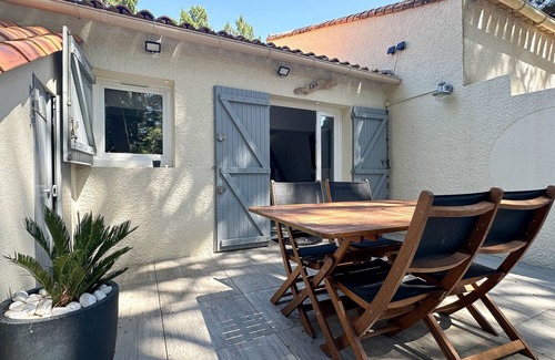 Les Mathes House | Cosy House Near Beach - 2 BR, Private Terrace, WiFi, Parking, Pet-Friendly, Sleeps 4