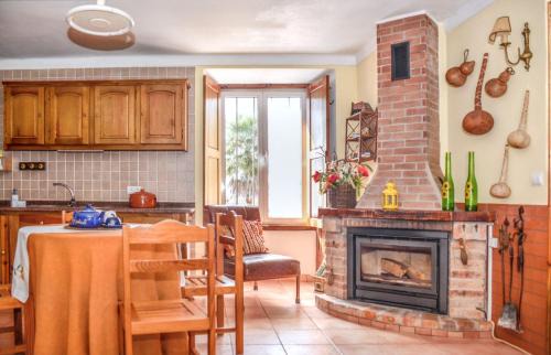 Sao Joao Batista House | Cosy house near Porto de Mós with shared swimming pool