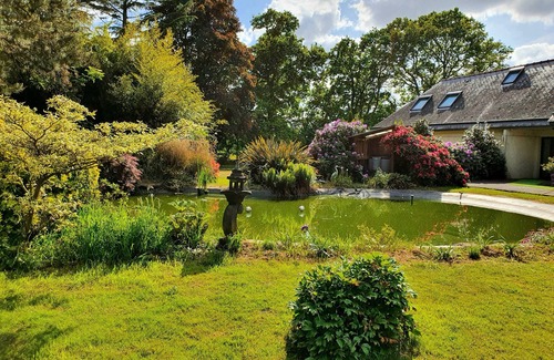 Betton House | Cosy house with swimming pool in landscaped grounds
