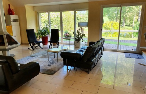 Betton House | Cosy house with swimming pool in landscaped grounds