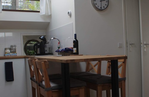 Nieuwmarkt en Lastage Boat Rental | Cosy houseboat studio in the old city center