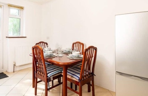 Hanwell House | Cosy King Room in Hanwell, 10 Minutes to Station