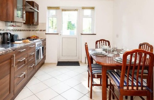 Hanwell House | Cosy King Room in Hanwell, 10 Minutes to Station