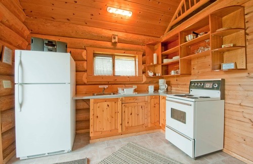 Canim Lake Cabin | Cosy Lake front Log Cabin at Canim Lake Resort