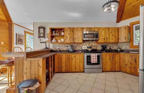 Clifton Royal House | Cosy Lake Paradise 4-Bed Retreat, Pet Friendly