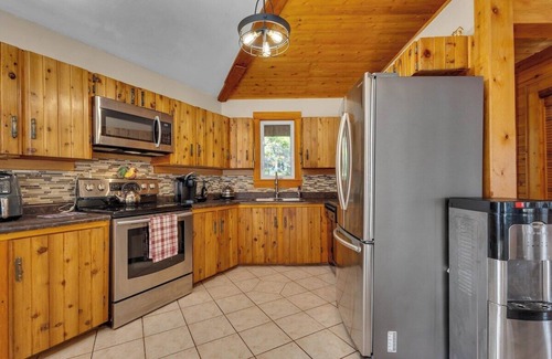 Clifton Royal House | Cosy Lake Paradise 4-Bed Retreat, Pet Friendly