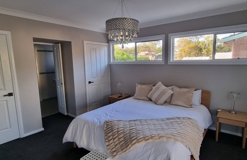 San Remo House | Cosy Lake-view Retreat w Spa, Nearby Beaches & Shopping