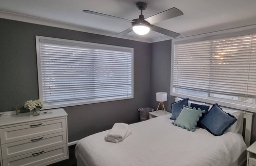 San Remo House | Cosy Lake-view Retreat w Spa, Nearby Beaches & Shopping