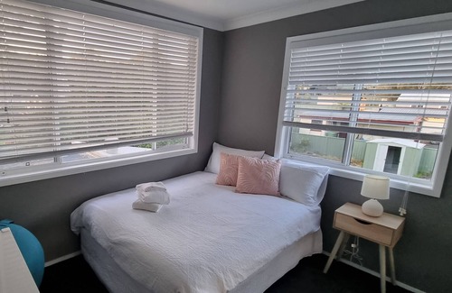 San Remo House | Cosy Lake-view Retreat w Spa, Nearby Beaches & Shopping