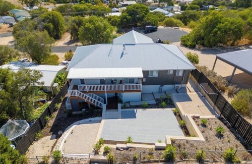 Preston Beach House | Cosy Lakeside Beach Retreat, lake views, pet friendly, sleeps 8, fishing, 4WD