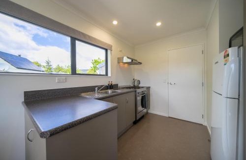 The Key House | Cosy Lakeside - Manapouri Holiday Home