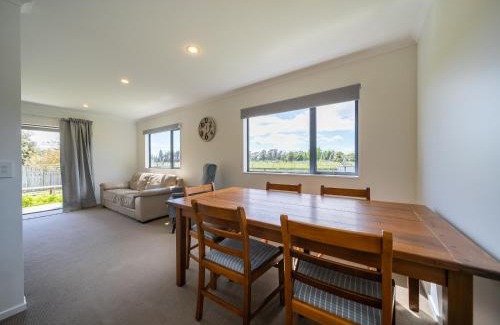 The Key House | Cosy Lakeside - Manapouri Holiday Home