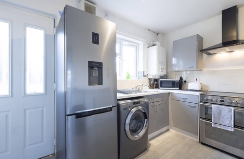 Harehills House | Cosy Large House, FREE Parking, Wifi, Near City Centre