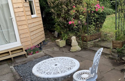 Chorlton-cum-Hardy Cabin | Cosy leafy cabin near city centre. Free parking