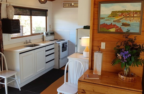Kinloch Cottage | Cosy Lockwood cottage close to marina, beach and shop