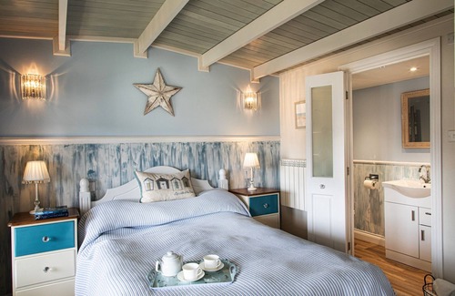 Mabe Cabin | Cosy Lodge with beautiful views across the valley