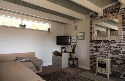 Mabe Cabin | Cosy Lodge with beautiful views across the valley