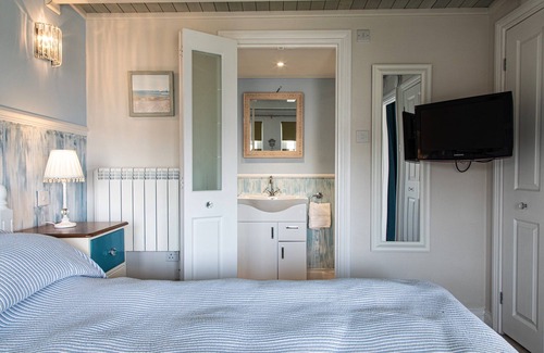 Mabe Cabin | Cosy Lodge with beautiful views across the valley