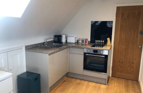 Mill Road Apartment | Cosy Loft Apartment off vibrant Mill Rd by station