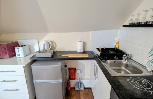London Borough of Hounslow Apartment | Cosy Loft Studio Close to Heathrow Airport