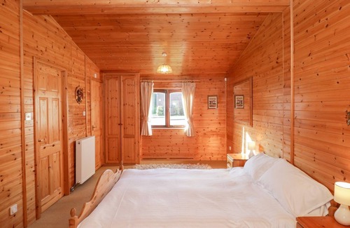 New Forest District Cabin | Cosy Log Cabin - very quiet part of Shorefields Park near Fishing Lake