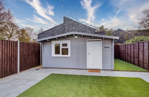 Little Holland Cabin | Cosy Luxury studio cabin centrally located in Crayford, Greater london.