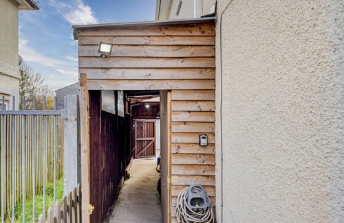 Little Holland Cabin | Cosy Luxury studio cabin centrally located in Crayford, Greater london.