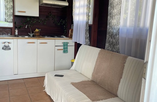 Petit-Canal House | COSY MAHOGANY BUNGALOW CLOSE TO SHOPS AND 10 MINUTES FROM BEACHES.