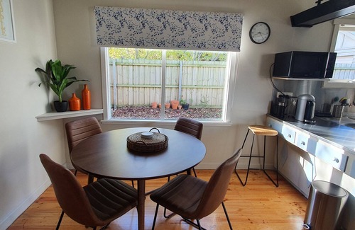 Newington House | Cosy Mid-Century home, Central, Off Street Parking and Fur Baby Friendly