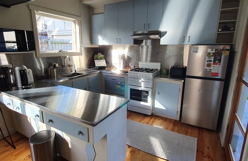 Newington House | Cosy Mid-Century home, Central, Off Street Parking and Fur Baby Friendly