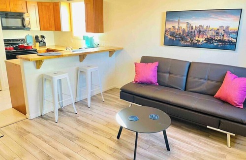 Reno Condo | Cosy Midtown 2 bedroom/pet ok/sleeps 6