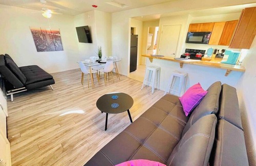 Reno Condo | Cosy Midtown 2 bedroom/pet ok/sleeps 6