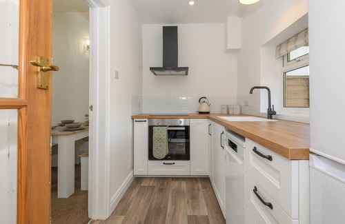 Robert Town House | Cosy Mirfield Retreat, pet-friendly, 2B with parking and garden