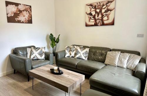 Briton Ferry House | Cosy modern 4 bedroom home with backyard