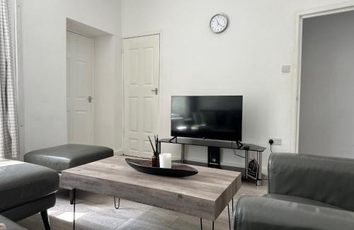 Briton Ferry House | Cosy modern 4 bedroom home with backyard