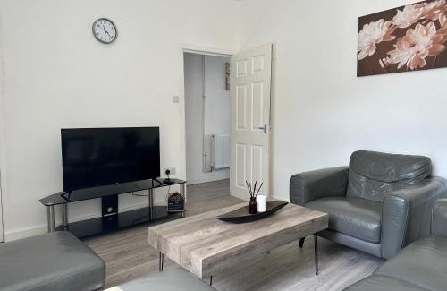 Briton Ferry House | Cosy modern 4 bedroom home with backyard