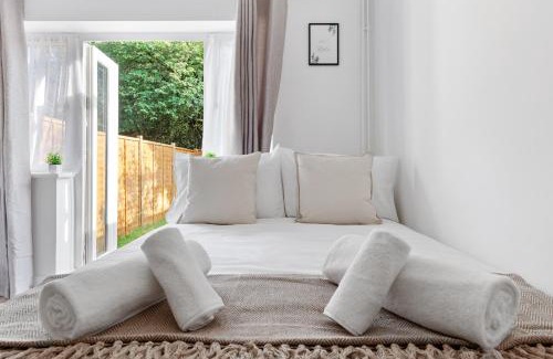 Kensal Green Apartment | Cosy, Modern & Central Studio 1min from Train with Private Garden - The Kensal Suite
