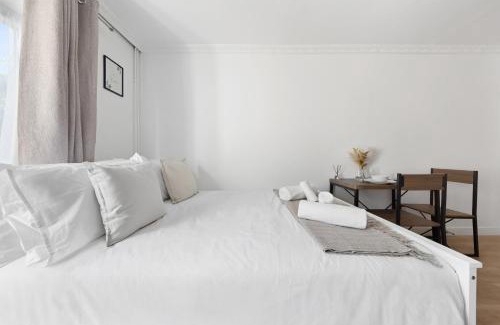 Kensal Green Apartment | Cosy, Modern & Central Studio 1min from Train with Private Garden - The Kensal Suite