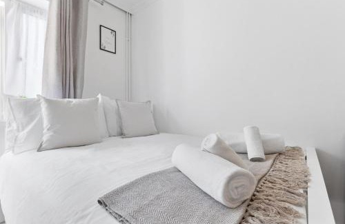 Kensal Green Apartment | Cosy, Modern & Central Studio 1min from Train with Private Garden - The Kensal Suite