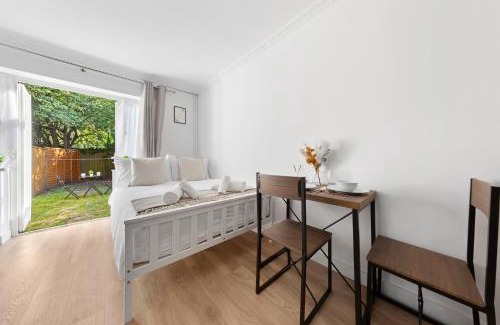 Kensal Green Apartment | Cosy, Modern & Central Studio 1min from Train with Private Garden - The Kensal Suite
