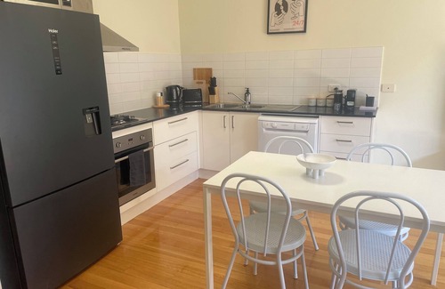 Newport Apartment | Cosy Modern Newport Apartment. Minutes to train, shops and restaurants