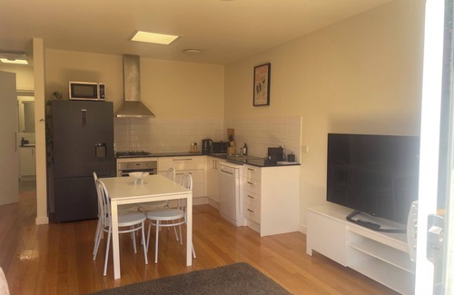 Newport Apartment | Cosy Modern Newport Apartment. Minutes to train, shops and restaurants