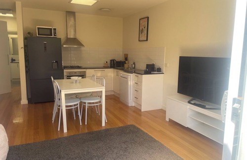 Newport Apartment | Cosy Modern Newport Apartment. Minutes to train, shops and restaurants