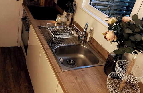 Odiham Apartment | Cosy & Modern Self Contained Apartment. Central and no cleaning fee!