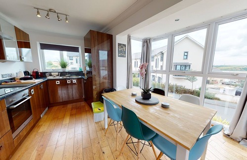 Pembroke Dock Apartment | Cosy Modern Town House in Quiet Location- Sleeps 8