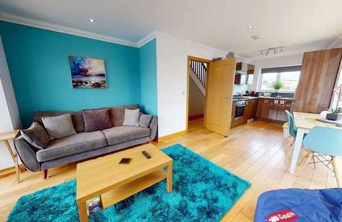 Pembroke Dock Apartment | Cosy Modern Town House in Quiet Location- Sleeps 8
