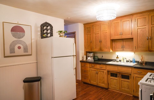 Waite Park House | Cosy Nest Welcomes Pets. Comfortable Work-from-Home Space, & Garage Parking.