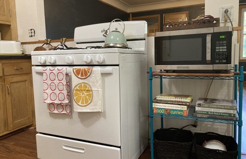 Waite Park House | Cosy Nest Welcomes Pets. Comfortable Work-from-Home Space, & Garage Parking.